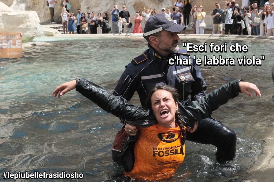 lefrasidiosho's tweet photo. #UltimaGenerazione #fontanaditrevi https://t.co/N6QEAospMK