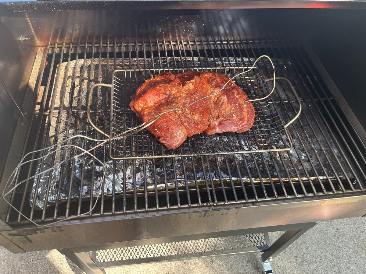 EngFFEMT's tweet image. Pork shoulder on the 570 today. What are you cooking? @recteq_official #recteq #recteqbbqmonth #rt570