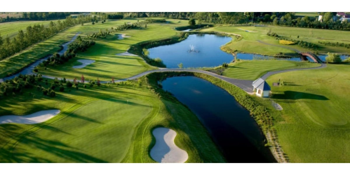 🥰 On the weekend, my good sister asked me to play golf at the course ⛳️ The scenery is really beautiful and the whole thing is very relaxing, I haven't played for a long time 😅 I hit a confident swing once again 😆