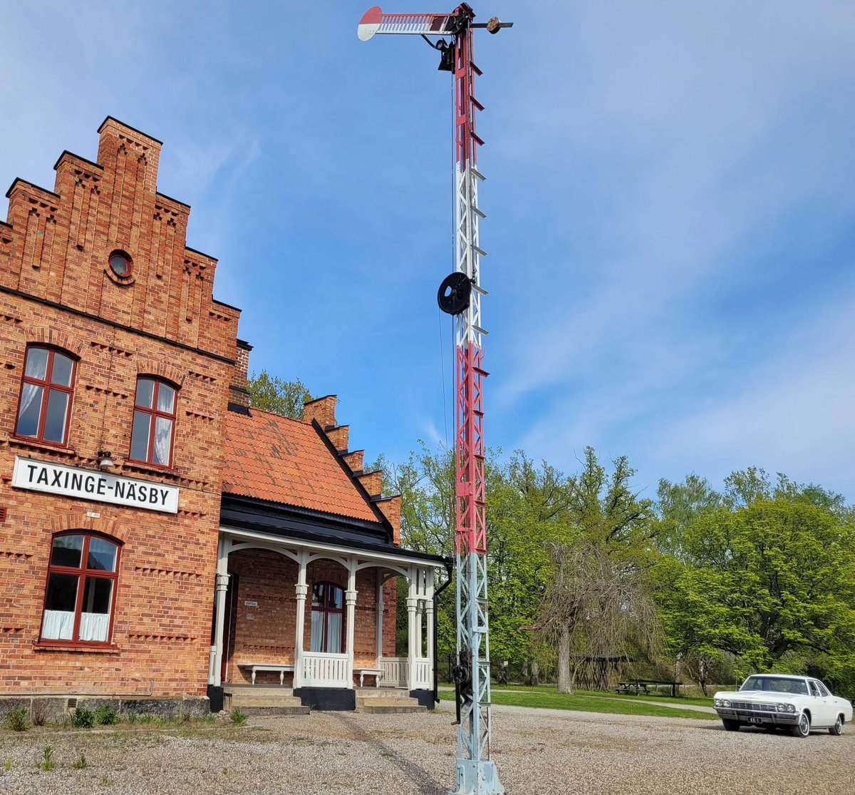 Ruokola's tweet photo. Kaksi päivää, 700 km Ruotsi-roadtripiä Impalalla. Puistoja, kalliopiirroksia, linnoja, museoita, puutalokaupunkeja jne. sopiva irtiotto ennen kesälomaa #ruotsi #automatkailu #impala65 #matkailu https://t.co/YNMXL6koL2