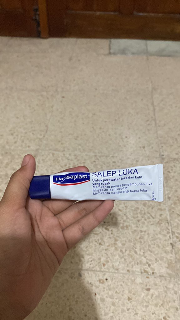 21_nauraa's tweet image. bersyukur bgt, lukanya udah sembuh, jujur aja salep dari @Hansaplast_id tu manjur bgt, soalnya temen ku bareng ku kecelakaan jg luka, sampe skrg blm kering krn cuma di biar in doang lukanya, ga di rawat. Dari hari pertama 2 produk ini yg aku pake, kl sekarang cuma salepnya aja