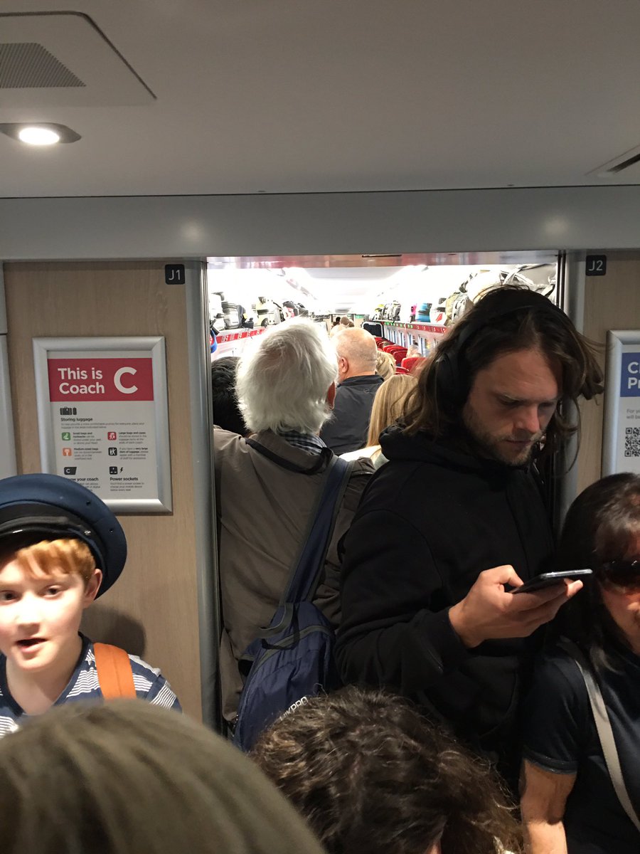 ShaunFewings's tweet photo. Train chaos in Britain due to cracked rail between York &amp; Doncaster. Crammed, few trains running. Thousands stranded. This 1 service. #lner #bbcnews https://t.co/i1PejpM40L