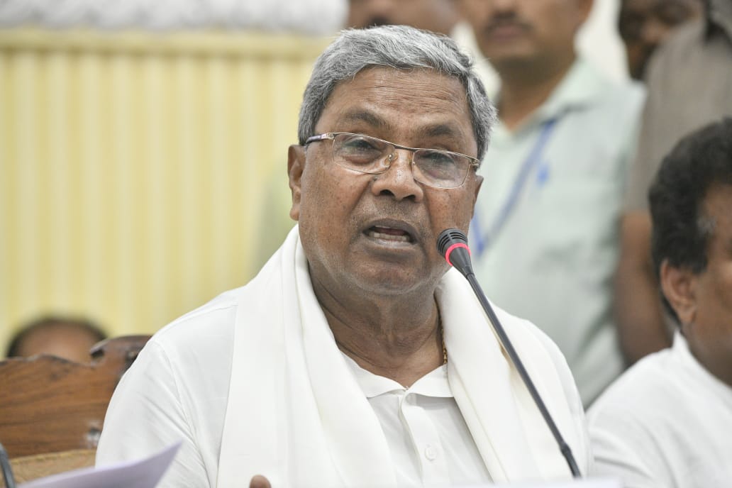 CMofKarnataka's tweet photo. ನನ್ನ ವಾಹನ ಸಂಚಾರಕ್ಕೆ ನೀಡಲಾಗಿರುವ ಜೀರೋ ಟ್ರಾಫಿಕ್ ಸೌಲಭ್ಯವನ್ನು ಹಿಂದಕ್ಕೆ ಪಡೆಯುವಂತೆ ಬೆಂಗಳೂರು ನಗರ ಪೊಲೀಸ್ ಆಯುಕ್ತರಿಗೆ ತಿಳಿಸಿದ್ದೇನೆ.

ಜೀರೊ ಟ್ರಾಪಿಕ್‌ನಿಂದಾಗಿ ರಸ್ತೆಯಲ್ಲಿ ವಾಹನ ದಟ್ಟಣೆ ಉಂಟಾಗಿ ಸಾರ್ವಜನಿಕರಿಗೆ ಅನಾನುಕೂಲವಾಗುತ್ತಿರುವುದನ್ನು ಕಂಡು ಈ ನಿರ್ಧಾರ ಕೈಗೊಂಡಿದ್ದೇನೆ. @siddaramaiah https://t.co/8ySLySnLzz