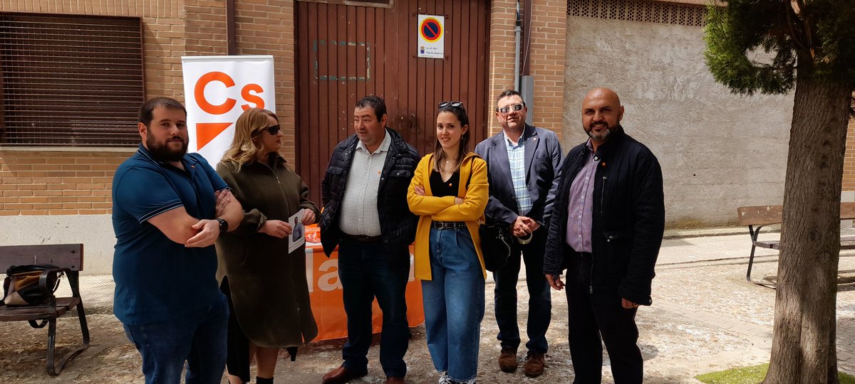 AldeatejadaCs's tweet photo. Una buena mañana en compañía de los mejores, dando a conocer el mejor proyecto para Aldeatejada 

#PacaAlcalde https://t.co/6l3AyeVP90