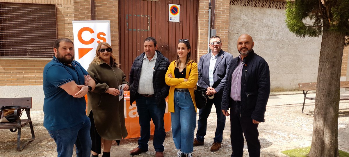 AldeatejadaCs's tweet photo. Una buena mañana en compañía de los mejores, dando a conocer el mejor proyecto para Aldeatejada 

#PacaAlcalde https://t.co/6l3AyeVP90