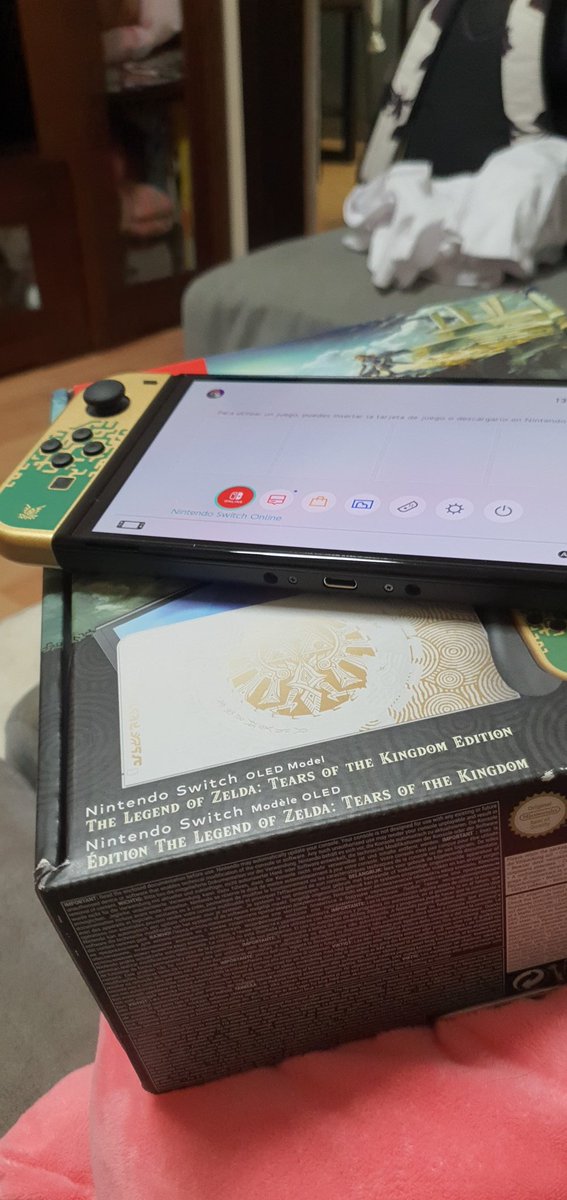 chikitopencaso's tweet photo. Me compre la edición pensando que venia ya el juego incluido... es solo la consola🤡 https://t.co/11dnfKRfm3