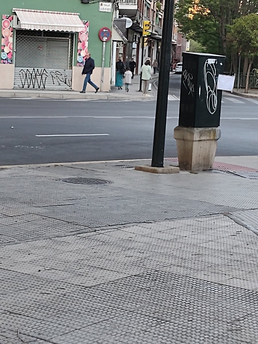 Ziudadana23's tweet photo. Aquí falta un #pasodecebra
📌Calle Luis Vives
#Zaragoza https://t.co/lOWafbIUeH