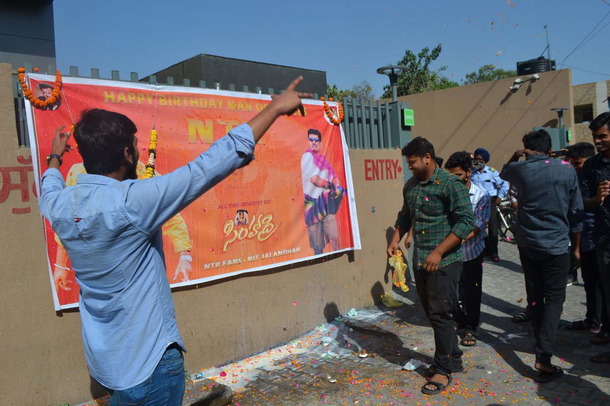 ImPavanKumarD's tweet photo. This is not in AP or TS or Karnataka.

This is in Jalandhar, Punjab 🔥

North india and that to in PVR Screen 💪

Mass fans 😎 @tarak9999 🫶

#Simhadri4K #Devara #ManOfMassesNTR https://t.co/DmwPAzmsDZ