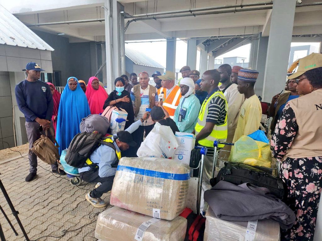 Landing in Nnamdi Azikiwe international airport,a total of 13 Nigerian nationals return from Saudi Arabia having fled from Sudan following the break out of crisis in their host country. #SudanEvacuation