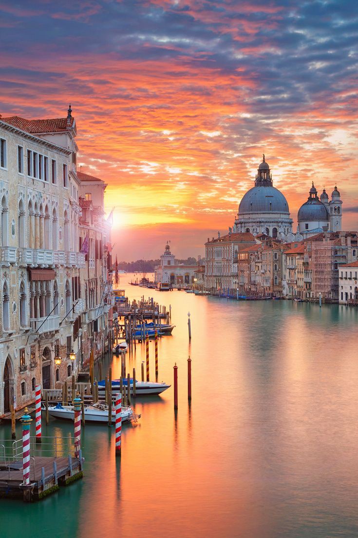 TravelDagger's tweet photo. Sunset in Venice 🇮🇹 https://t.co/ctoPMawvjP