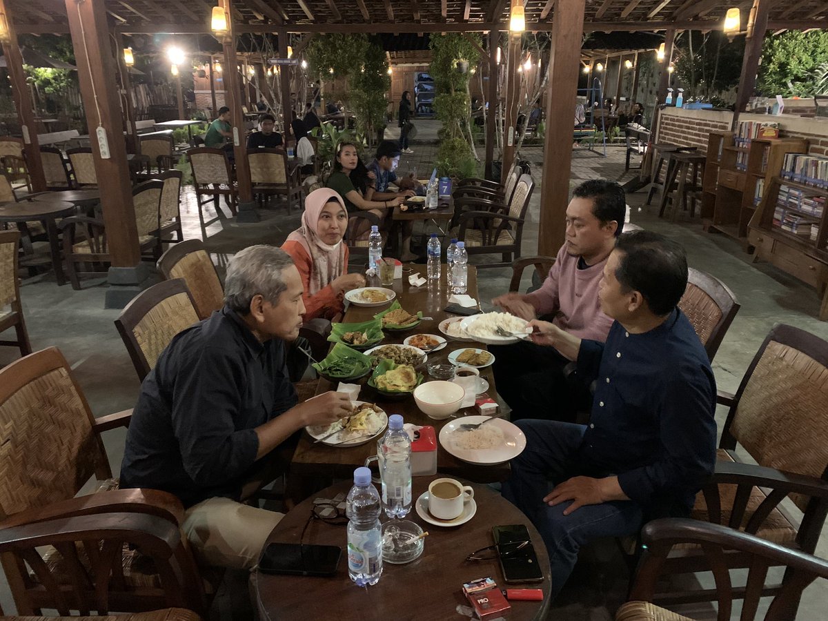 AlhamdulilLah... Ndoro Yai Gus <a href="/ulil/">Ulil Abshar-Abdalla</a>, Ndoro Ning <a href="/tsuroiya/">ienas Tsuroiya</a>, Ndoro Pak <a href="/Haisa_HS/">Hairus</a> dan rencang2 suda disegani oleh Ndoro Payai <a href="/edi_akhiles/">EDI AH IYUBENU</a> sesuai menunya Pakdhe @amalalghozali14 di <a href="/KAFElehaleha/">KAFELehaleha</a>.

🙏🏼