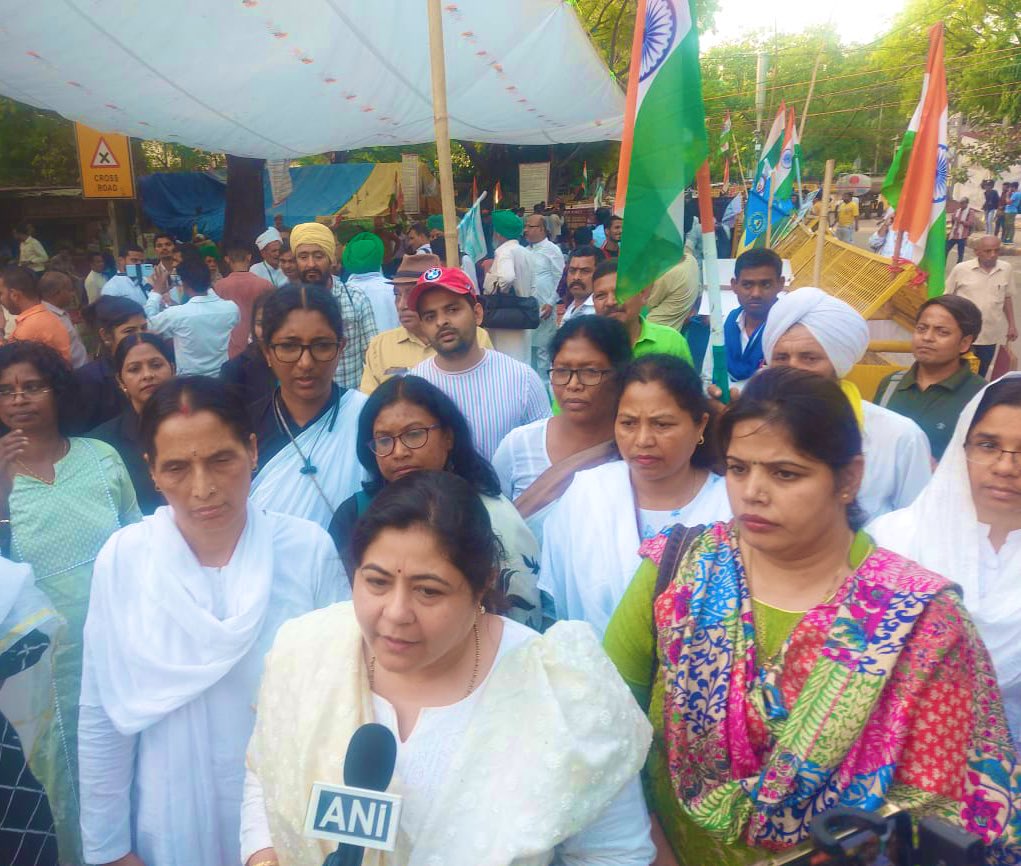dnetta's tweet photo. जिन्होंने देश के लिए मेडल जीते, जिन बेटियों के साथ प्रधानमंत्री जी ने फोटो खिंचवाकर क्रेडिट लेने का कोई मौका नहीं छोड़ा, आज वो देश की राजधानी में 29 दिनों से कार्रवाई की गुहार लगा रही हैं। 

यौन शोषण के आरोपों की जांच चाह रही हैं, आरोपी बृजभूषण के लिए सज़ा मांग रही हैं।

सवाल बस एक है- बेटी बचाओ का नारा देने वाले इस मुद्दे पर क्यों मौन हैं? 

प���रा देश इन पहलवान बेटियों के साथ खड़ा है।

#IStandWithMyChampions #WrestlersProtest