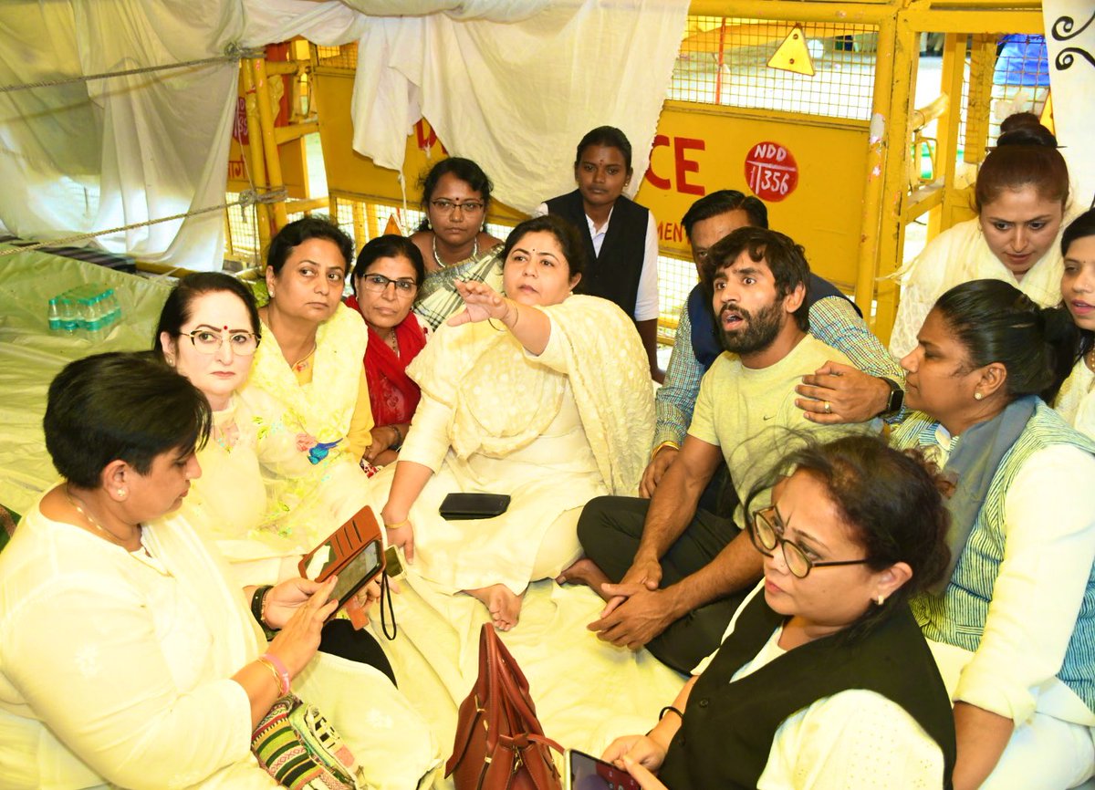dnetta's tweet photo. जिन्होंने देश के लिए मेडल जीते, जिन बेटियों के साथ प्रधानमंत्री जी ने फोटो खिंचवाकर क्रेडिट लेने का कोई मौका नहीं छोड़ा, आज वो देश की राजधानी में 29 दिनों से कार्रवाई की गुहार लगा रही हैं। 

यौन शोषण के आरोपों की जांच चाह रही हैं, आरोपी बृजभूषण के लिए सज़ा मांग रही हैं।

सवाल बस एक है- बेटी बचाओ का नारा देने वाले इस मुद्दे पर क्यों मौन हैं? 

प���रा देश इन पहलवान बेटियों के साथ खड़ा है।

#IStandWithMyChampions #WrestlersProtest