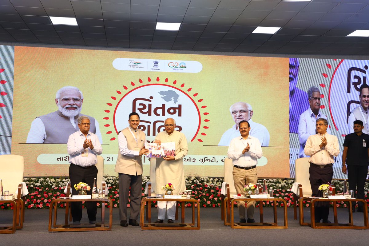 મુખ્યમંત્રીશ્રી ભૂપેન્દ્રભાઇ પટેલે એકતાનગર ખાતે યોજાયેલી રાજ્યસરકારની ૧૦મી ચિંતન શિબિરનું સમાપન કર્યુ. તે સાથે કેન્દ્ર સરકારના ડિપાર્ટમેન્ટ ઓફ એડમિનિસ્ટ્રેટિવ રિફોર્મ એન્ડ પબ્લિક ગ્રિવન્સ દ્વારા નિર્ધારિત ગુજરાતના ડિસ્ટ્રિક્ટ ગુડ ગવર્નન્સ ઇન્ડેક્સનું લોચિંગ કર્યું.
#ChintanShivir