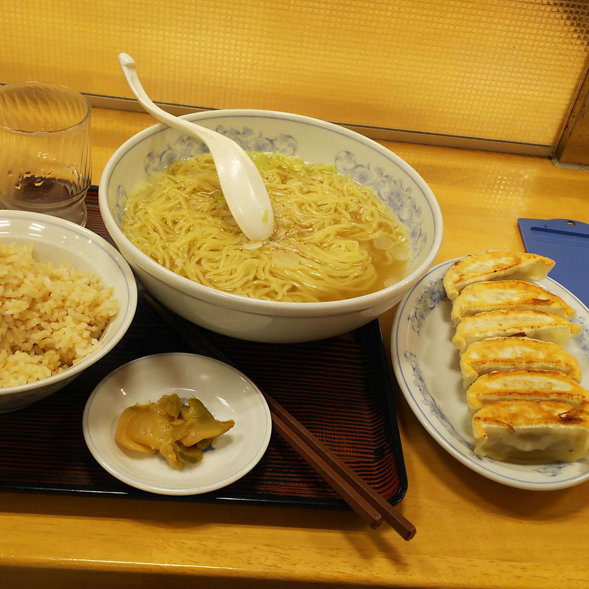 素ラーメンと餃子とごはん、餃子の満州