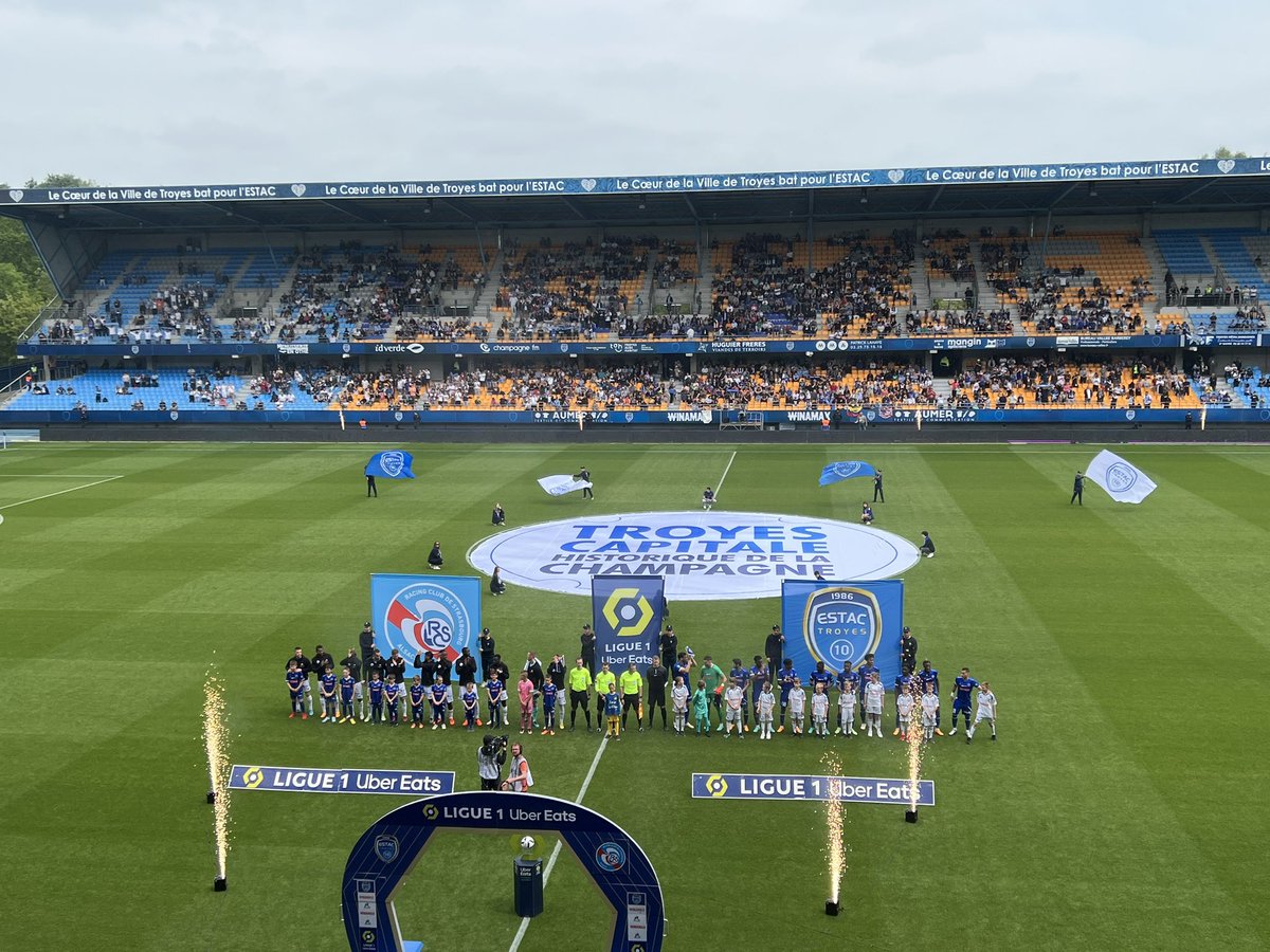 SOTTAS2's tweet photo. Ailleurs ce n’est pas très rempli. Notamment, bien sûr, La Tribune champagne suite à une suspension partielle de deux matchs pour jets de fumigènes #Estac #Troues #Aube #Ligue1 #Estacrcsa https://t.co/2gnJRpUnJH