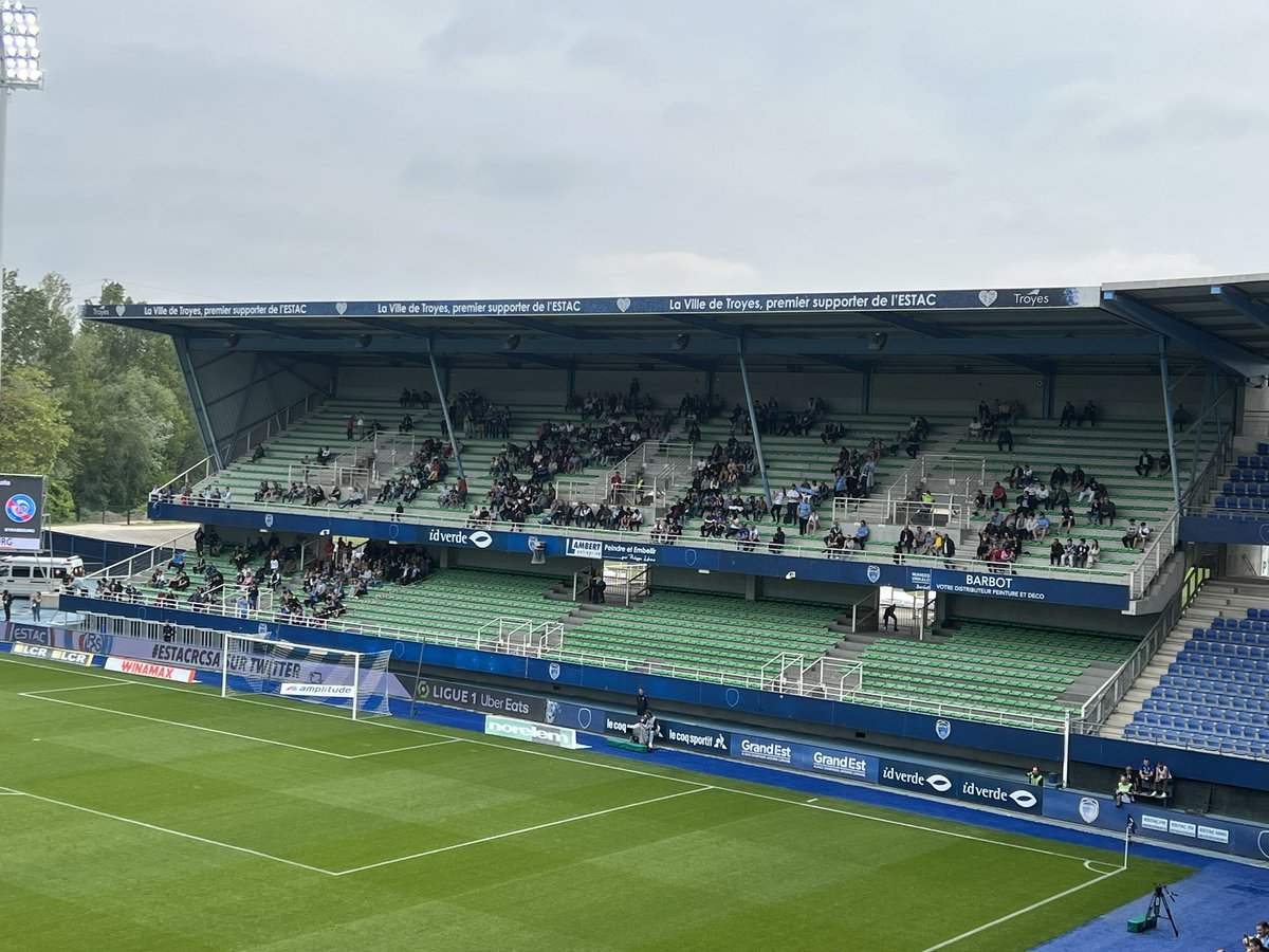 SOTTAS2's tweet photo. Ailleurs ce n’est pas très rempli. Notamment, bien sûr, La Tribune champagne suite à une suspension partielle de deux matchs pour jets de fumigènes #Estac #Troues #Aube #Ligue1 #Estacrcsa https://t.co/2gnJRpUnJH