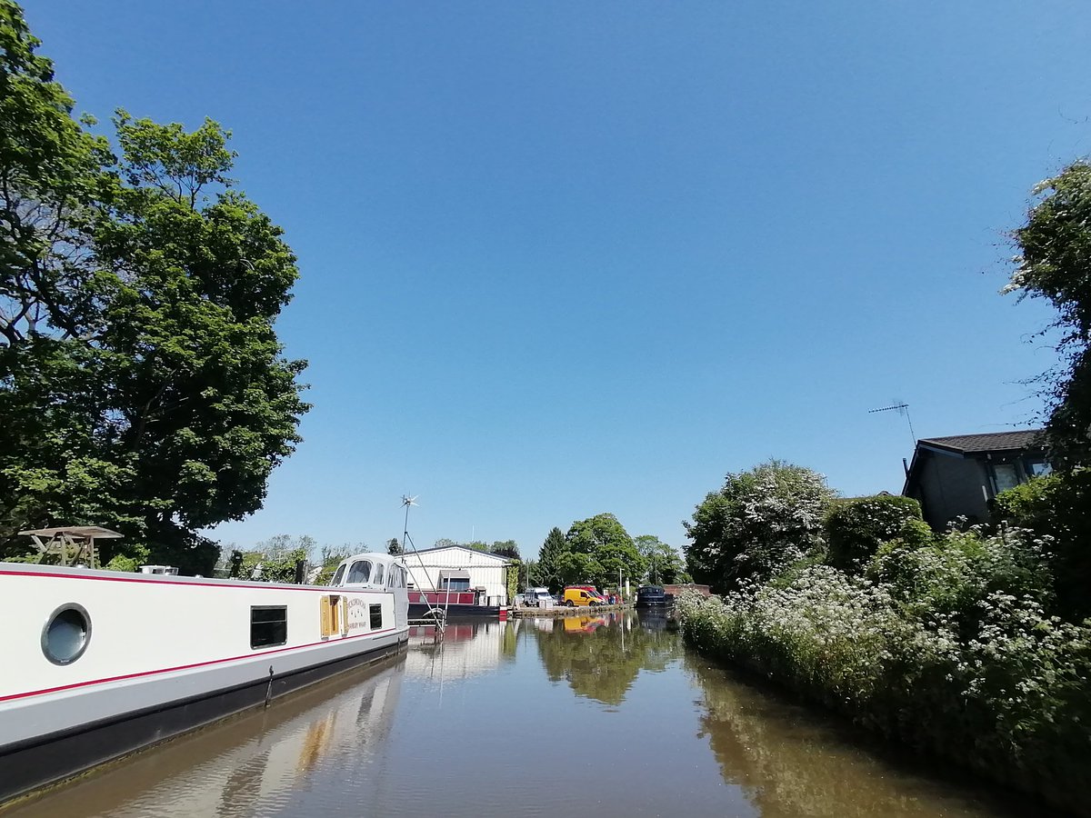 EWMPaul's tweet photo. Cruising past Hanbury wharf this morning.
@AbcBoatHire
#canalboatlife
#hanburywharf
#abcboathire https://t.co/LGbar8hjH4