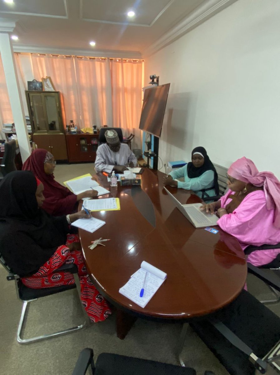 MINISTRE_MHA's tweet photo. Dans la matinée du Mercredi 17 Mai 2023, j’ai reçu en audience Mme GERALDO RAYNATOU, team leader de l’ONG Kijma Kinaga qui lutte contre la précarité menstruelle  et la pauvreté chez la femme et les jeunes au Niger . https://t.co/qArZcTZr1e
