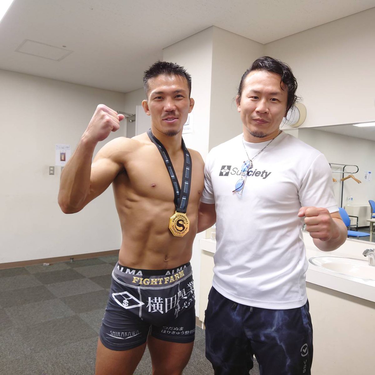 bassi_jiujitsu's tweet photo. 控えめに言って最高でした
おれのこの嬉しそうな顔とウェルター級の体をみてくれ
じゃなくて、これからも修斗をみてくれ
ショウジは対策ばっちりハマったね！
#shooto0521
#fightfarm https://t.co/2oeWNTqI6z