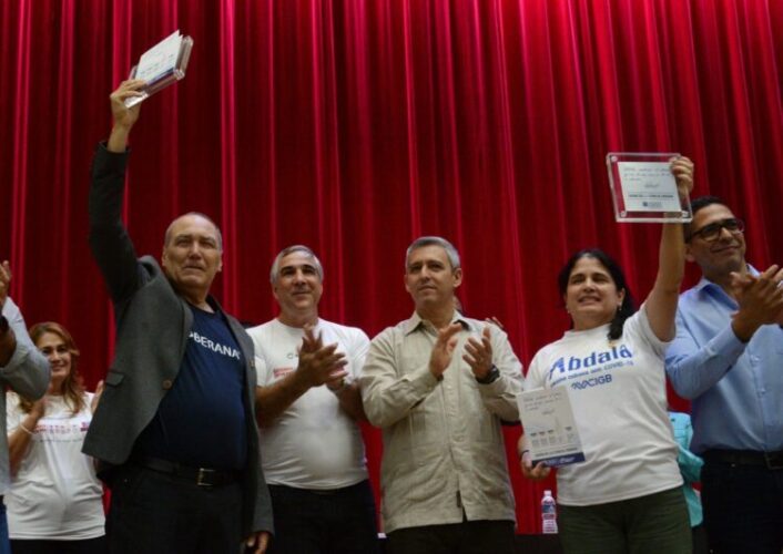 Cuba celebra el otorgamiento del Registro Sanitario por el CECMED, a las tres vacunas anti COVID-19 de producción nacional Abdala, Soberana 02 y Soberana Plus,
que nacieron del esfuerzo de los científicos cubanos y salvaron al país.  #CubaPorLaVida 🇨🇺
