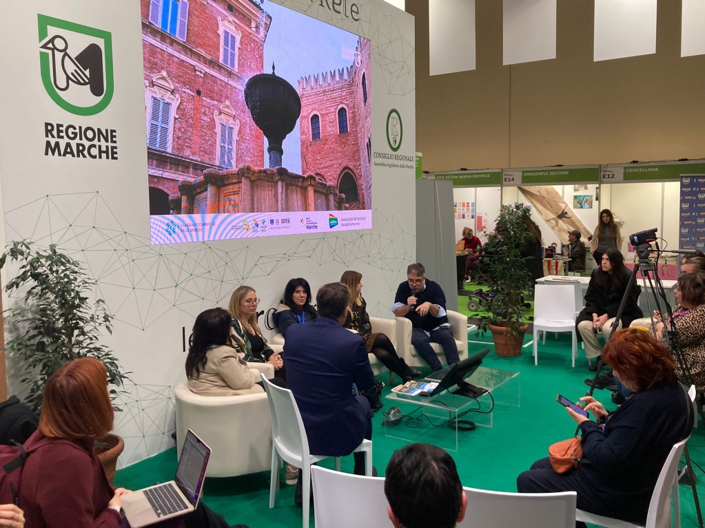 passaggicultura's tweet photo. Qualche scatto di ieri al @salonedellibro nello stand della @RegioneMarcheIT dove abbiamo presentato l'undicesima edizione di #PassaggiFestival. Insieme al direttore del festival @giobelfiori anche @latinigiorgia, @giuliaciarapix, @perkthimi, Anna Lattanzi e Tom Kuka. https://t.co/yCToPcHpID