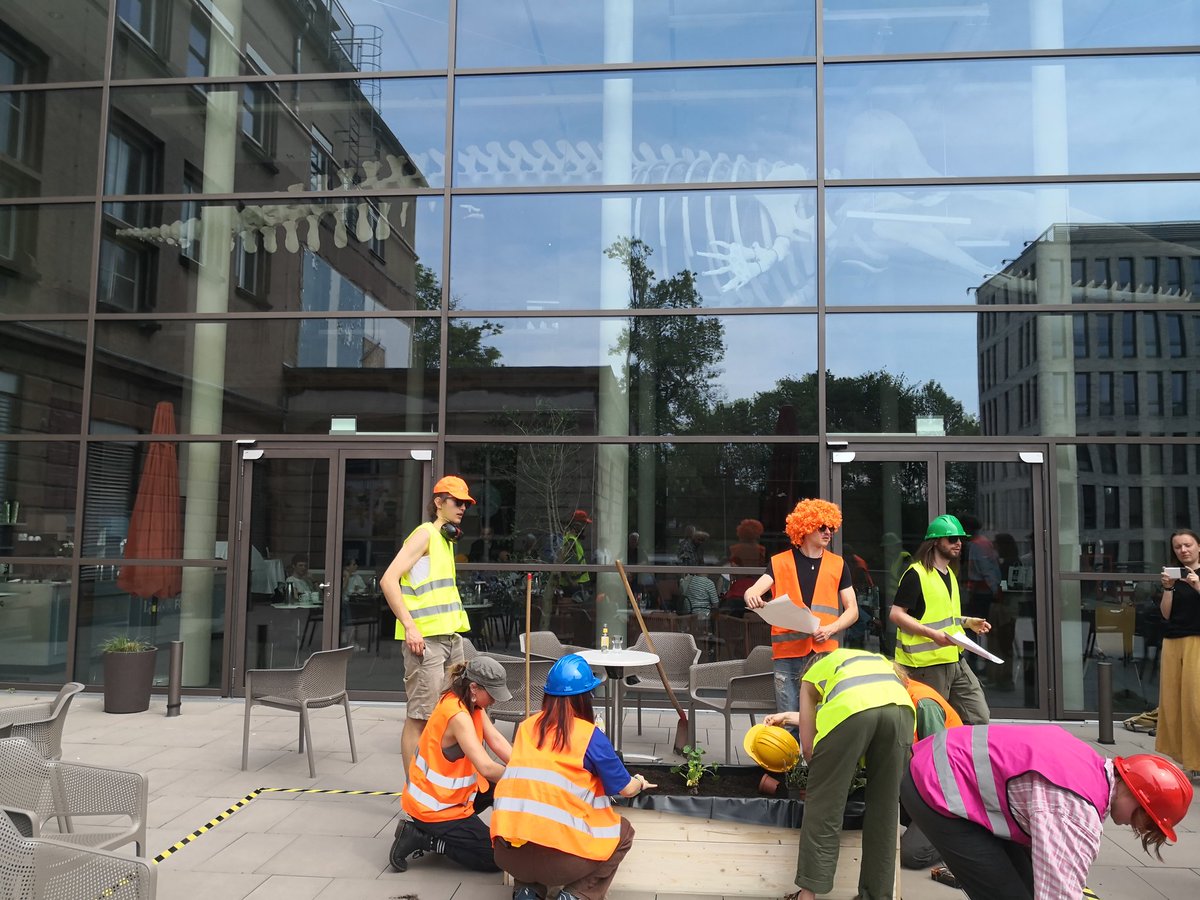 Christoph Bleidorn (@c_blei) on Twitter photo Im Rahmen der Protestwelle zur Klimakrise legt <a href="/endfossil_goe/">End Fossil: Occupy Göttingen!</a> gerade ein Hochbeet auf der Terrasse des <a href="/ForumWissenGoe/">Forum Wissen GÖ</a> an Im Rahmen der Protestwelle zur Klimakrise legt <a href="/endfossil_goe/">End Fossil: Occupy Göttingen!</a> gerade ein Hochbeet auf der Terrasse des <a href="/ForumWissenGoe/">Forum Wissen GÖ</a> an