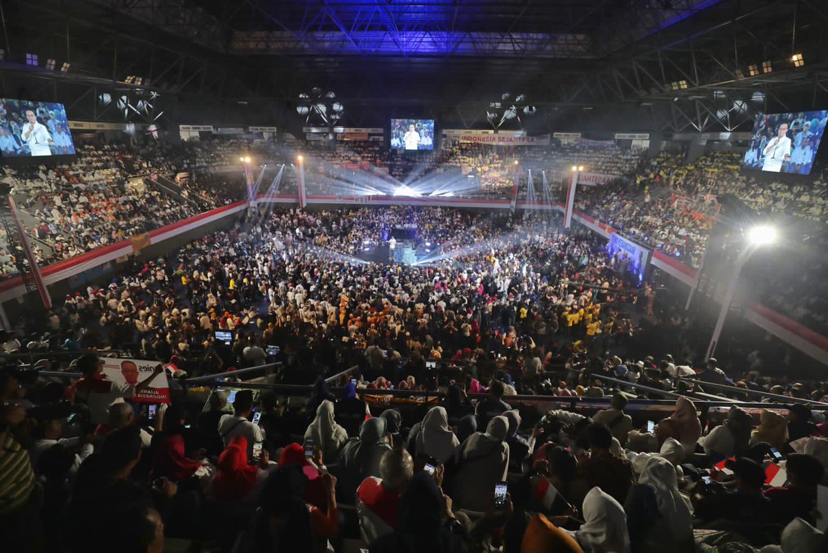 aniesbaswedan's tweet photo. Setiap hadir di acara relawan, rasanya seperti baterai yang dicas 110%! Luar biasa dan apresiasi untuk seluruh simpul relawan yang datang dalam Temu Kebangsaan Relawan di Tennis Indoor Senayan. 

Suasananya penuh kegembiraan dan keceriaan, karena memang kita menuju proses demokrasi yang tidak menakutkan, tetapi justru membahagiakan. 

Inilah hebatnya relawan, semua datang swakarsa, semua datang swadana, semua berangkat dengan niat baik. Semua yang datang dan hadir adalah untuk membuat perubahan bagi Indonesia. Datang bukan karena bayaran, tetapi karena kepercayaan untuk Indonesia yang lebih baik.

Maka jangan pernah takut menunjukkan pilihan kita, tunjukkan kita pejuang tangguh yang siap dengan segala tantangan, tunjukkan kita datang dengan membawa gagasan, nilai dan rekam jejak, serta siap disandingkan, siap dipertandingkan. 

Kita kirimkan pesan kepada semua, bahwa perubahan untuk keadilan sedang bergerak untuk menjangkau semua.

Untuk teman-teman relawan,
Siap bergerak bersama?
Siap untuk mengajak semua?
Siap untuk menjangkau semua?

#AniesBaswedan #TemuKebangsaanRelawan #untukIndonesia
