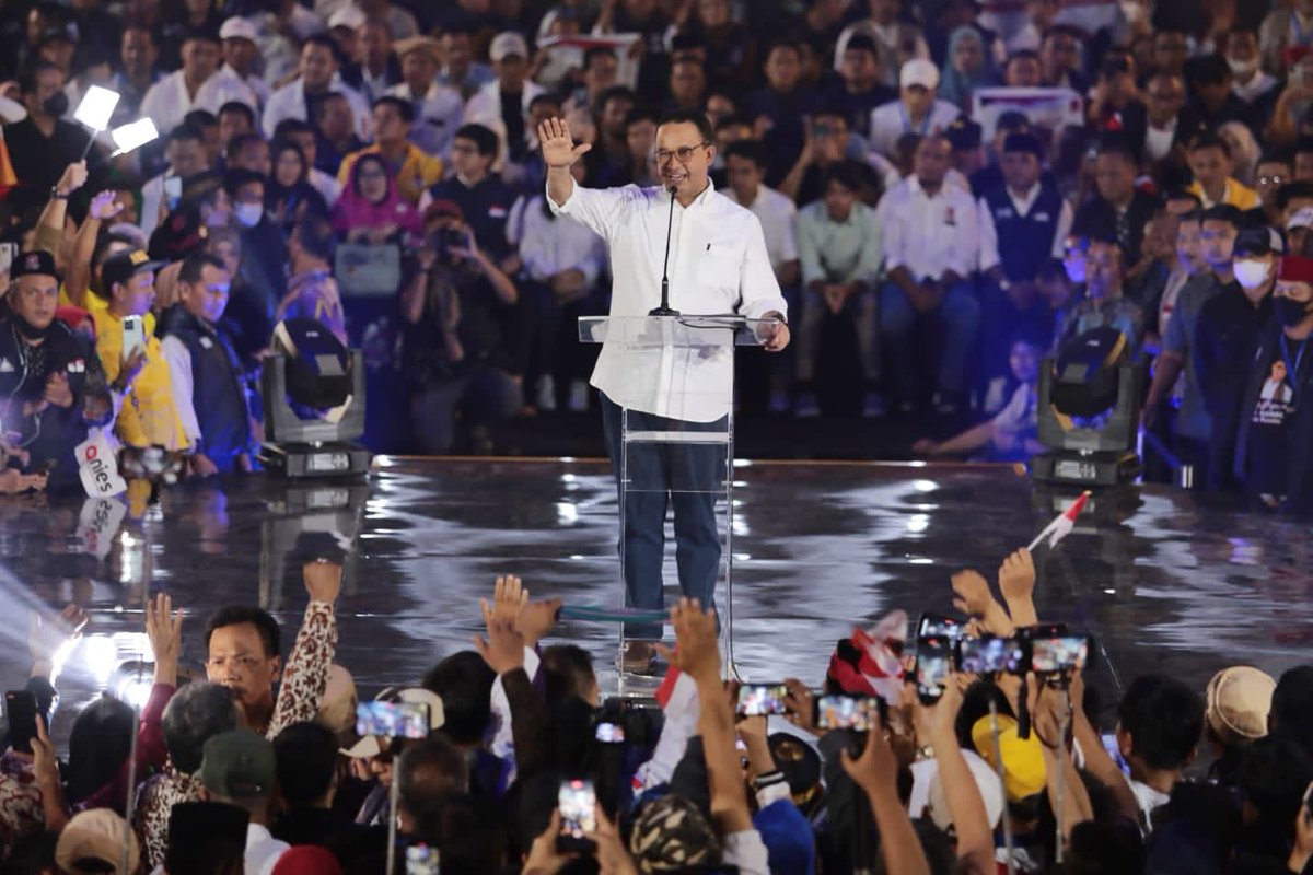 aniesbaswedan's tweet photo. Setiap hadir di acara relawan, rasanya seperti baterai yang dicas 110%! Luar biasa dan apresiasi untuk seluruh simpul relawan yang datang dalam Temu Kebangsaan Relawan di Tennis Indoor Senayan. 

Suasananya penuh kegembiraan dan keceriaan, karena memang kita menuju proses demokrasi yang tidak menakutkan, tetapi justru membahagiakan. 

Inilah hebatnya relawan, semua datang swakarsa, semua datang swadana, semua berangkat dengan niat baik. Semua yang datang dan hadir adalah untuk membuat perubahan bagi Indonesia. Datang bukan karena bayaran, tetapi karena kepercayaan untuk Indonesia yang lebih baik.

Maka jangan pernah takut menunjukkan pilihan kita, tunjukkan kita pejuang tangguh yang siap dengan segala tantangan, tunjukkan kita datang dengan membawa gagasan, nilai dan rekam jejak, serta siap disandingkan, siap dipertandingkan. 

Kita kirimkan pesan kepada semua, bahwa perubahan untuk keadilan sedang bergerak untuk menjangkau semua.

Untuk teman-teman relawan,
Siap bergerak bersama?
Siap untuk mengajak semua?
Siap untuk menjangkau semua?

#AniesBaswedan #TemuKebangsaanRelawan #untukIndonesia