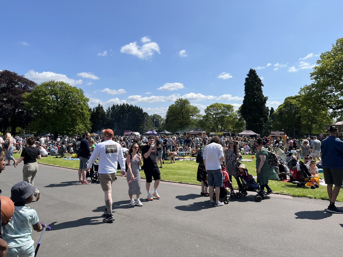 JustinG92785123's tweet photo. Digbeth comes to Bearwood. It’s great to see @Lightwoodshouse packed even if I can’t park anywhere near my house #digbethdiningclub https://t.co/CXnHwGepxl