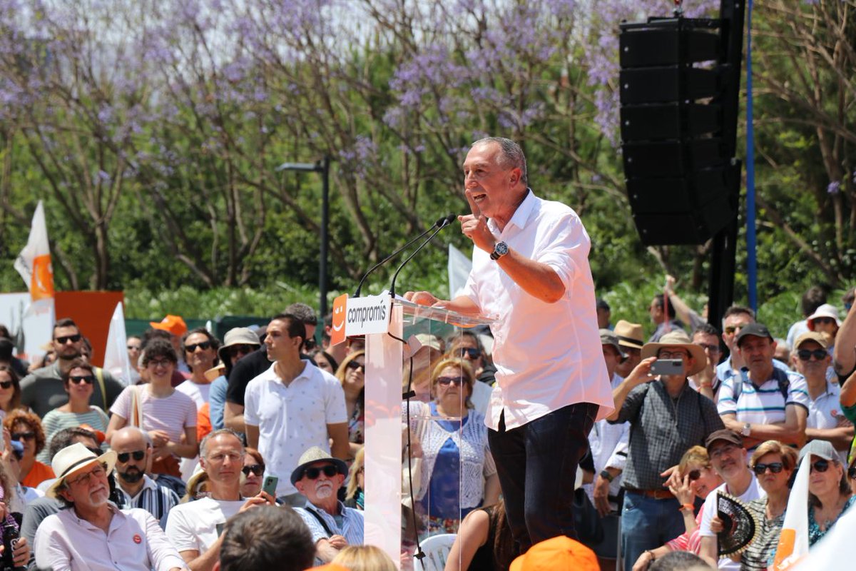 compromis's tweet photo. 💬 @joanbaldovi: "Esta campanya serà decisiva. Perquè en esta campanya ens juguem molt més que unes eleccions. Ens juguem el nostre futur, ens juguem no tornar al passat, ens juguem seguir guanyant drets i que ningú ens els furte." https://t.co/8I6ZKoL0Tn