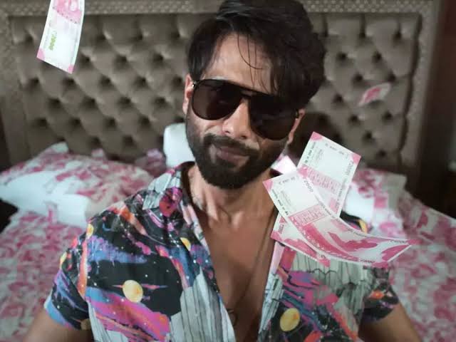 CAVivekB's tweet photo. After watching #Farzi .. Govt trying to stop #artist …

#2000Note #2000notes #2000rs #2000RupeesNote #note #noteban #notebandi #NoteBandi2 #NotebandiReturns #Demonetisation #rbi #RBI #RBI2000 #RBIToWithdraw2000note #Banking https://t.co/jXMvwXcrJC