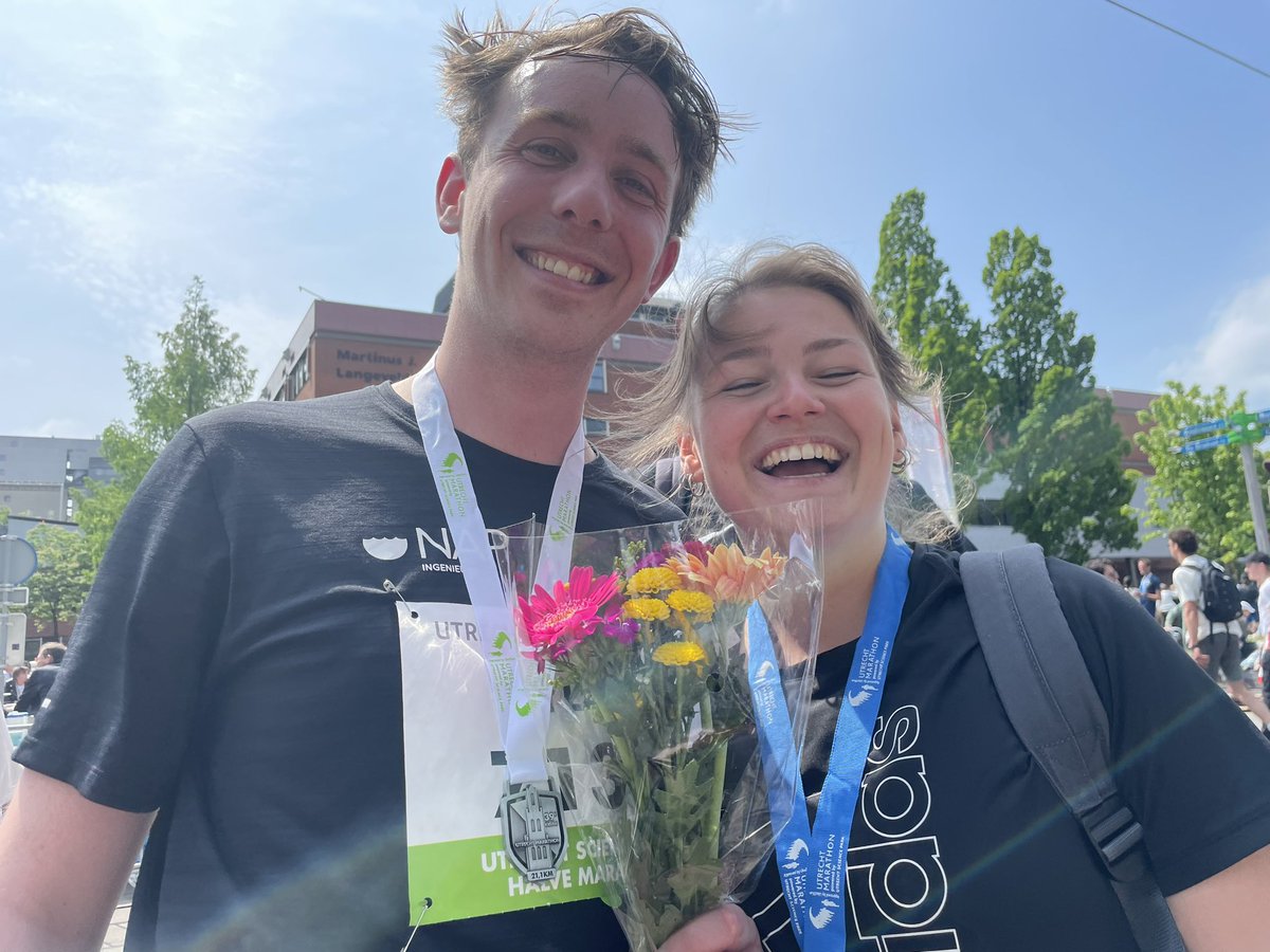 M’n stem schor geschreeuwd  bij het aanmoedigen. Wát een sfeer! En snelle hulpverlening voor hen die het moeilijk hadden. Complimenten voor de organisatie👏
En trots op alle lopers💪🏼 Waaronder dochter en haar vriend: kwart en halve marathon🥇🥇 #toppers #utrechtmarathon #utrecht