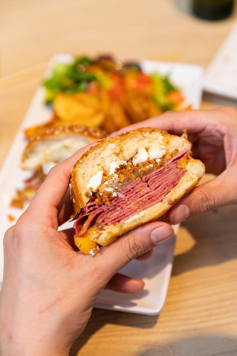 ¿Te gustaría pegarle un bocado a esta delicia?🤩
Prueba nuestra deliciosa burger de pastrami, su mezcla de sabores te resultará algo único🧡

#LaCanasta #Malaga #Sevilla #Mayo #Gastronomía #FoodPasion #findesemana