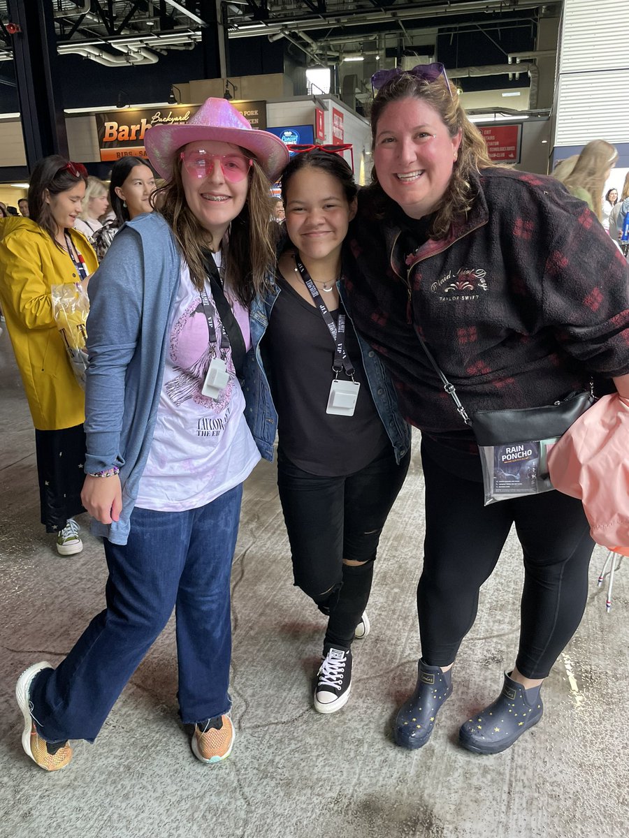 Had an amazing Saturday night <a href="/GilletteStadium/">Gillette Stadium</a>  with <a href="/taylorswift13/">Taylor Swift</a>  in the rain! Even ran into a few of my awesome students! #ErasTour