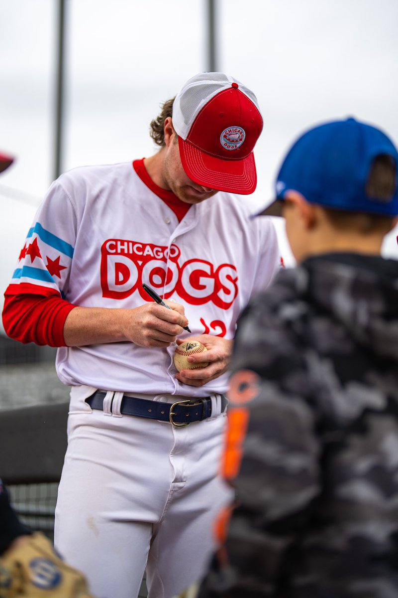 TheChicagoDogs's tweet photo. Autographs, catch-on-the-field, and fun for the whole family. See you at 1:30 pm. ☀️⚾️ #NoKetchup 

Get 🎟️: https://t.co/nHM1fHEk4e https://t.co/n4xul0gifN