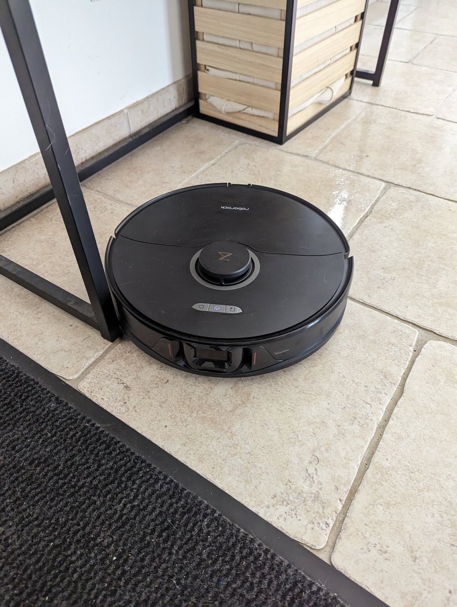 theopp94's tweet photo. Après plus d'un mois de tests. Le Roborock S8, c'est vraiment une belle machine à aspirer et même à laver ! Et l'IA est vraiment bonne. Détection des câbles, des chaussures etc. #Roborock #RoborockS8 https://t.co/W6YxQzt5po