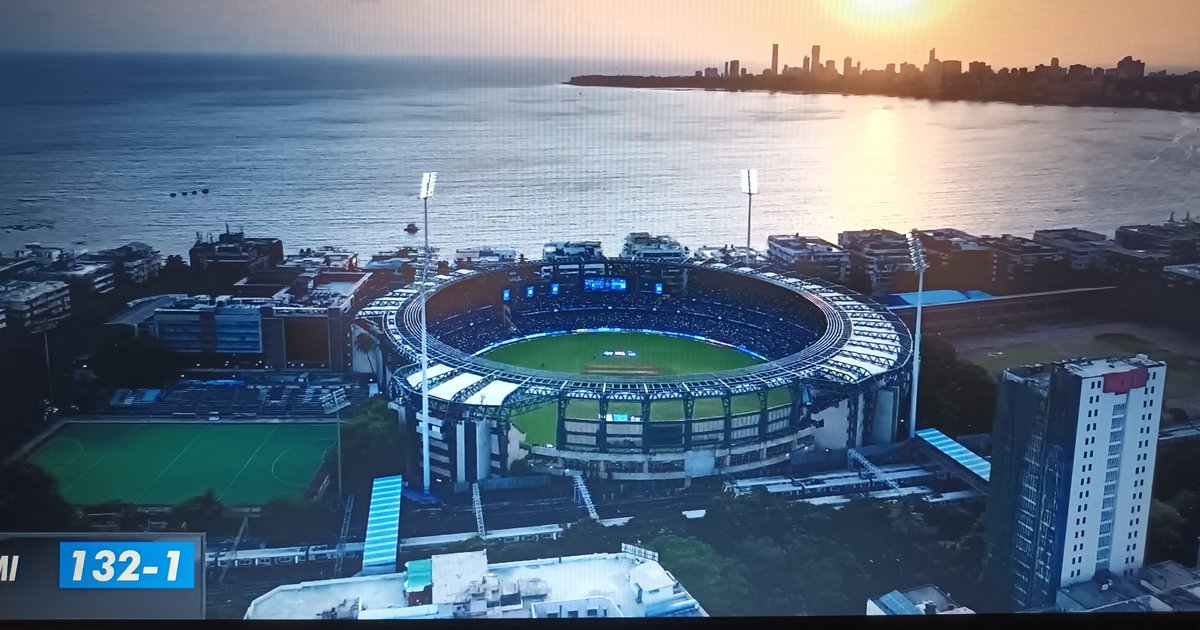 NaikadeOmkar's tweet photo. Beautiful view of wankhede stadium🌄
#MumbaiIndians #MIvsSRH @mipaltan https://t.co/HvuD53JDbc