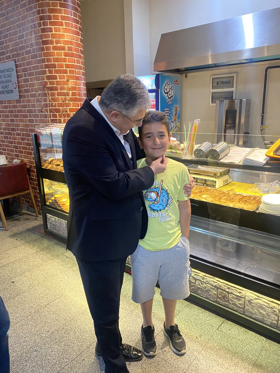 hakan_kuscuoglu's tweet photo. Değerli teşkilatımızla birlikte Düzce Terminal Esnaflarımız ile bir araya geldik. Göstermiş oldukları ilgi ve misafirperverliklerinden dolayı hepsine ayrı ayrı teşekkür ediyorum. 

📍Düzce Terminal https://t.co/0LOOvA4wOV