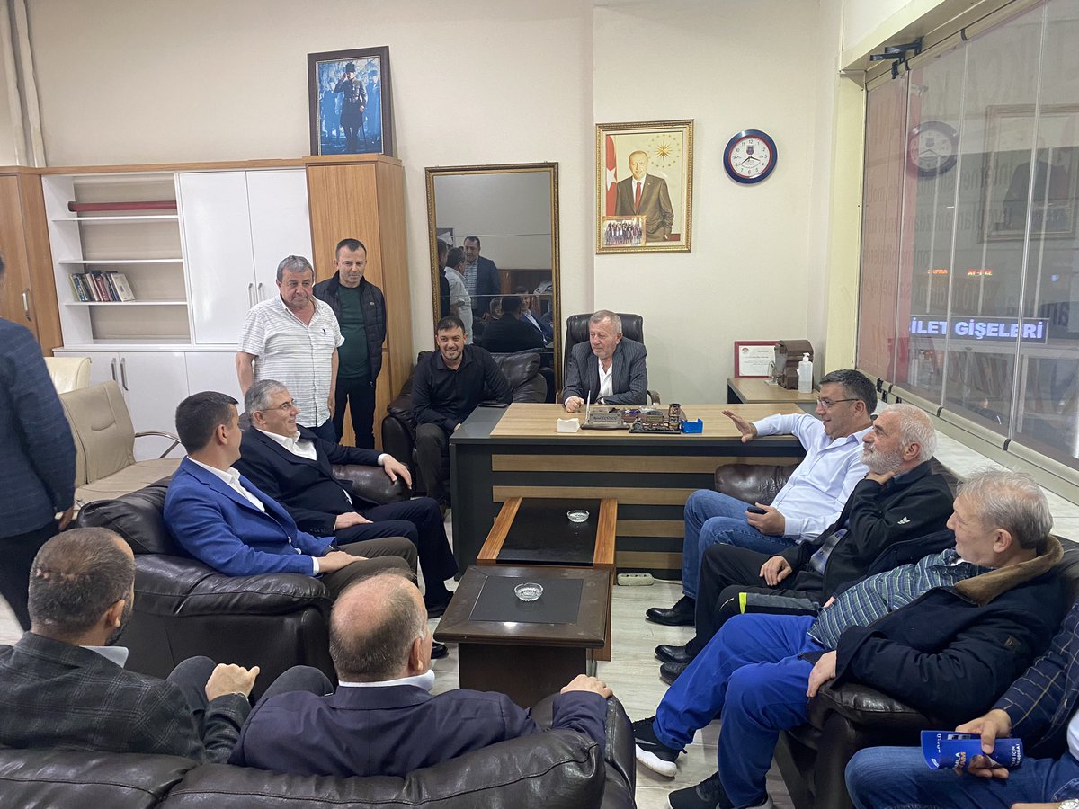 hakan_kuscuoglu's tweet photo. Değerli teşkilatımızla birlikte Düzce Terminal Esnaflarımız ile bir araya geldik. Göstermiş oldukları ilgi ve misafirperverliklerinden dolayı hepsine ayrı ayrı teşekkür ediyorum. 

📍Düzce Terminal https://t.co/0LOOvA4wOV