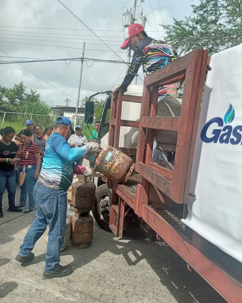 EpsGasDelta's tweet photo. ¡G𝗮𝘀 𝗱𝗼𝗺𝗲́𝘀𝘁𝗶𝗰𝗼 𝗽𝗮𝗿𝗮 𝗳𝗮𝗺𝗶𝗹𝗶𝗮𝘀 𝗲𝗻 𝗧𝘂𝗰𝘂𝗽𝗶𝘁𝗮!
Este fin de semana los sectores Hacienda del Medio y Villa Rosa, fueron atendidos con distribución de gas gracias al presidente @nicolasmaduro, nuestra @GobLizeta y @pdvsa_gas https://t.co/hjpUvzJeE3