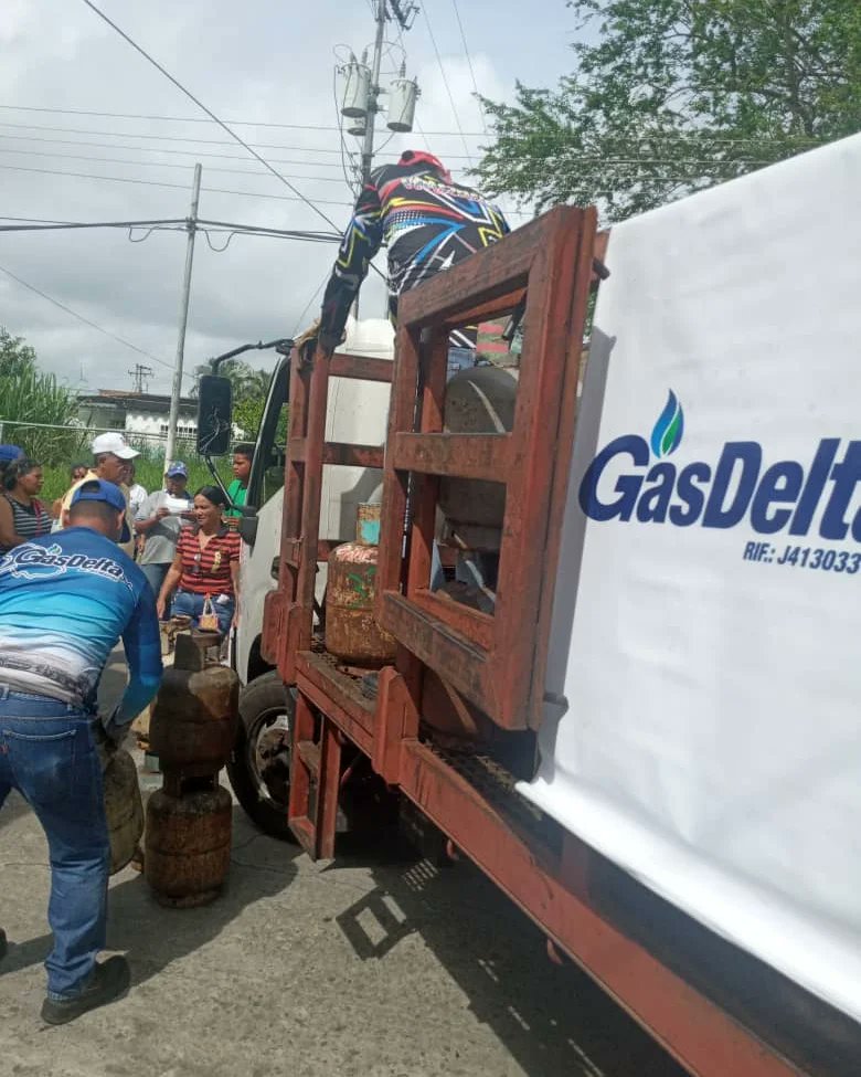EpsGasDelta's tweet photo. ¡G𝗮𝘀 𝗱𝗼𝗺𝗲́𝘀𝘁𝗶𝗰𝗼 𝗽𝗮𝗿𝗮 𝗳𝗮𝗺𝗶𝗹𝗶𝗮𝘀 𝗲𝗻 𝗧𝘂𝗰𝘂𝗽𝗶𝘁𝗮!
Este fin de semana los sectores Hacienda del Medio y Villa Rosa, fueron atendidos con distribución de gas gracias al presidente @nicolasmaduro, nuestra @GobLizeta y @pdvsa_gas https://t.co/hjpUvzJeE3