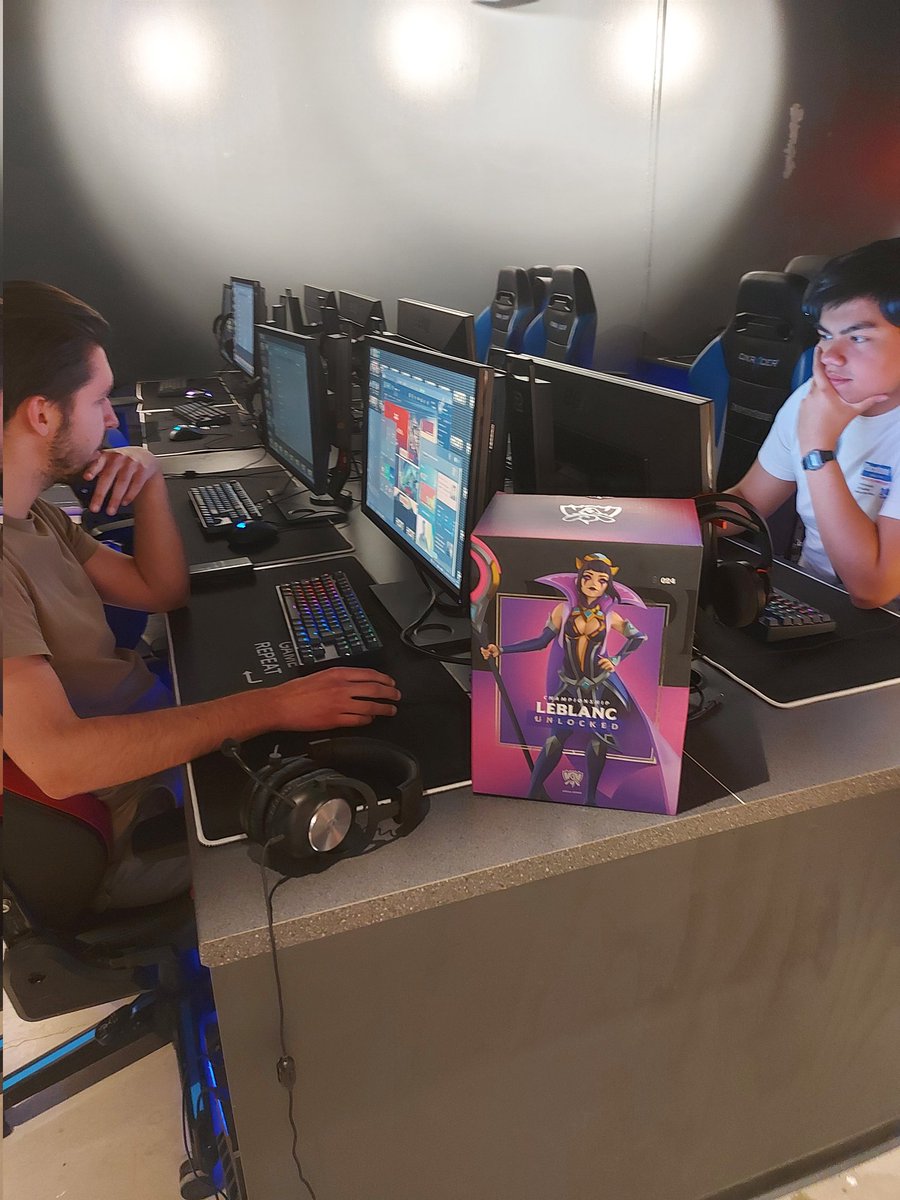 Vi starter opp 1v1 turneringen etter noen spennende små konkurranser. Hvem tar med seg Statuen hjem?