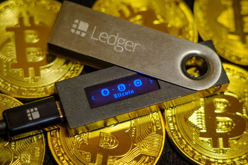 exalare1's tweet photo. Ledger Paris lansează "Ledger Recover" pentru recuperarea cheilor private. Criticii pun sub semnul întrebării securitatea, iar actualizarea firmware-ului ridică îngrijorări.

@cryptominds_ro #CryptoNews #SecuritateCripto #PortofelHardware https://t.co/TCKA6ncp8F