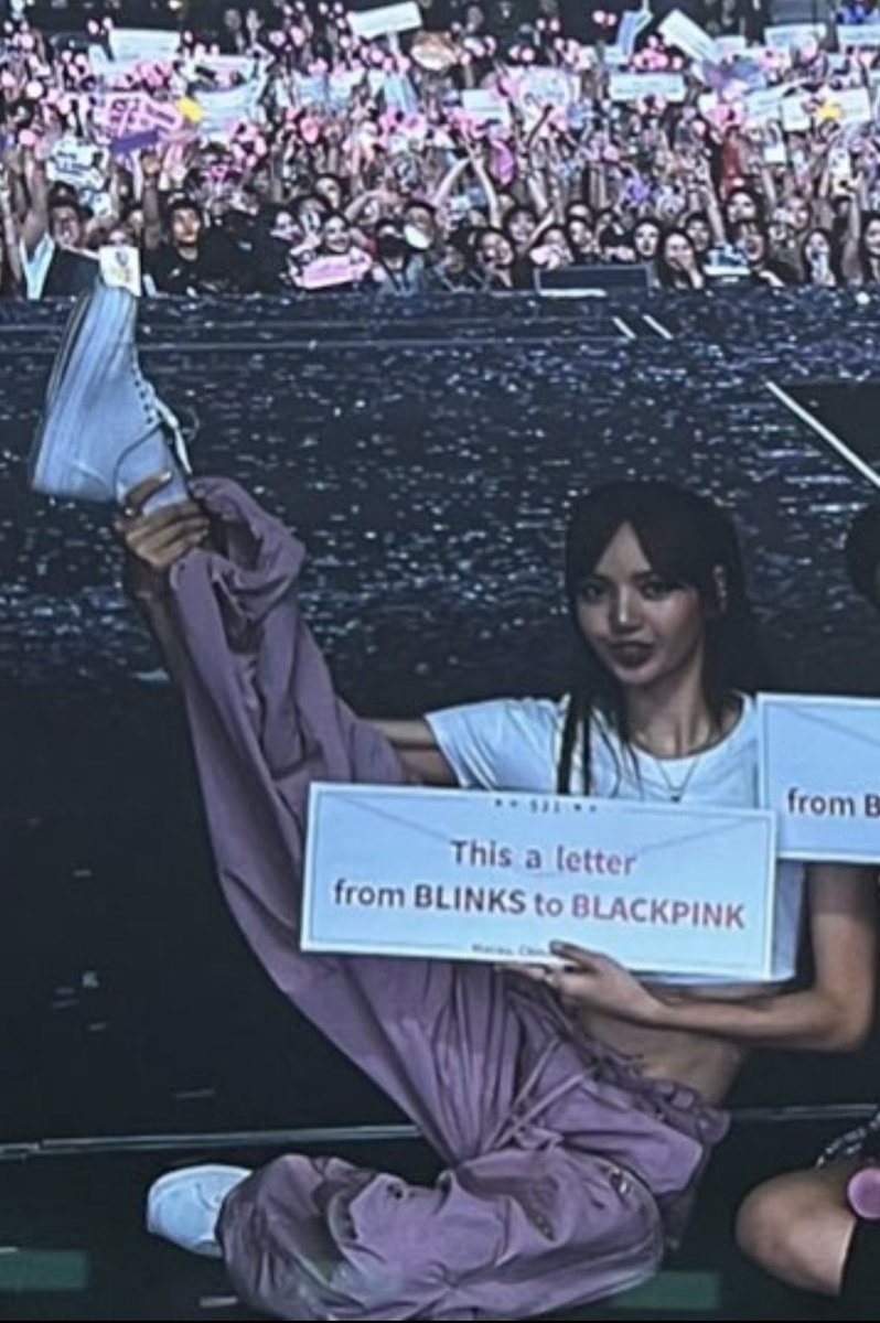 lalisamgger's tweet photo. Seriously, what’s going on with her tonight 😭😭😭 https://t.co/ptMXb7Rk1e