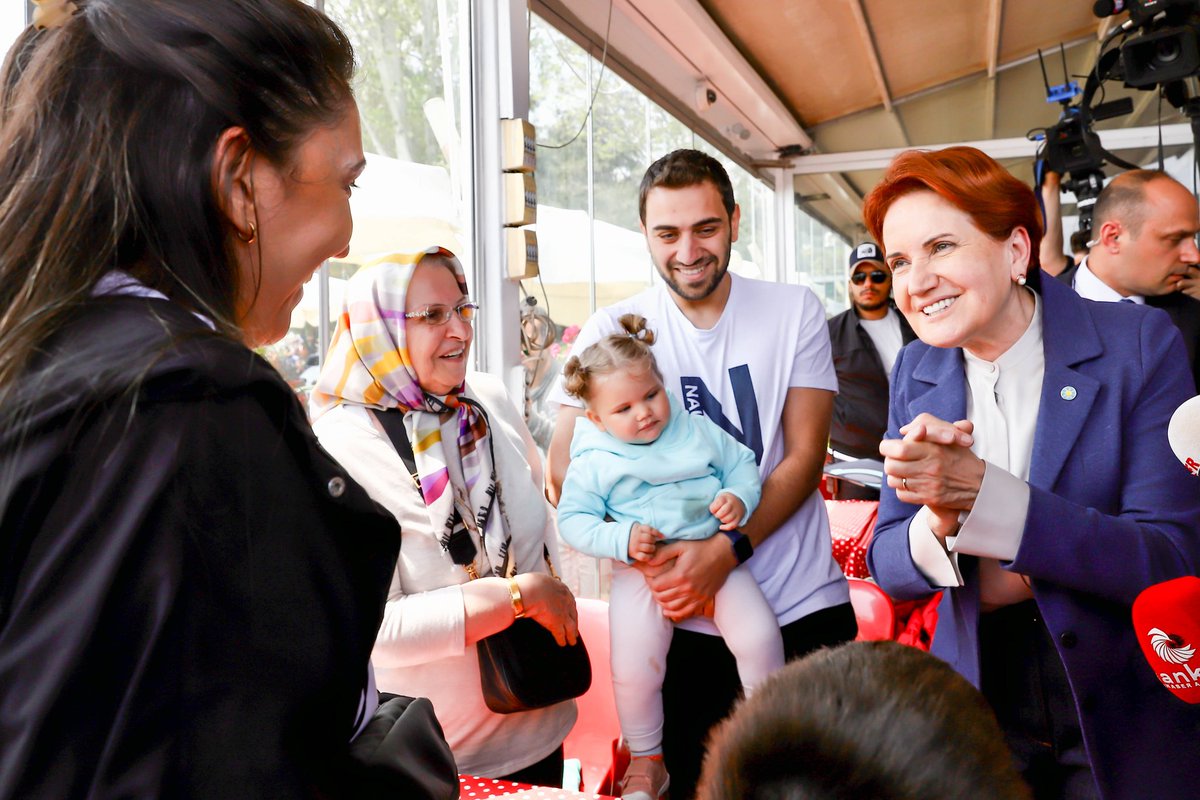 meral_aksener's tweet photo. Yeşilköy sahilde güneşli havanın keyfini çıkaran vatandaşlarımızla bir araya geldik.

28 Mayıs’ta yepyeni bir güneş doğsun diye sandıkta buluşmanın sözünü aldık…☀️ https://t.co/JYcOethu3L