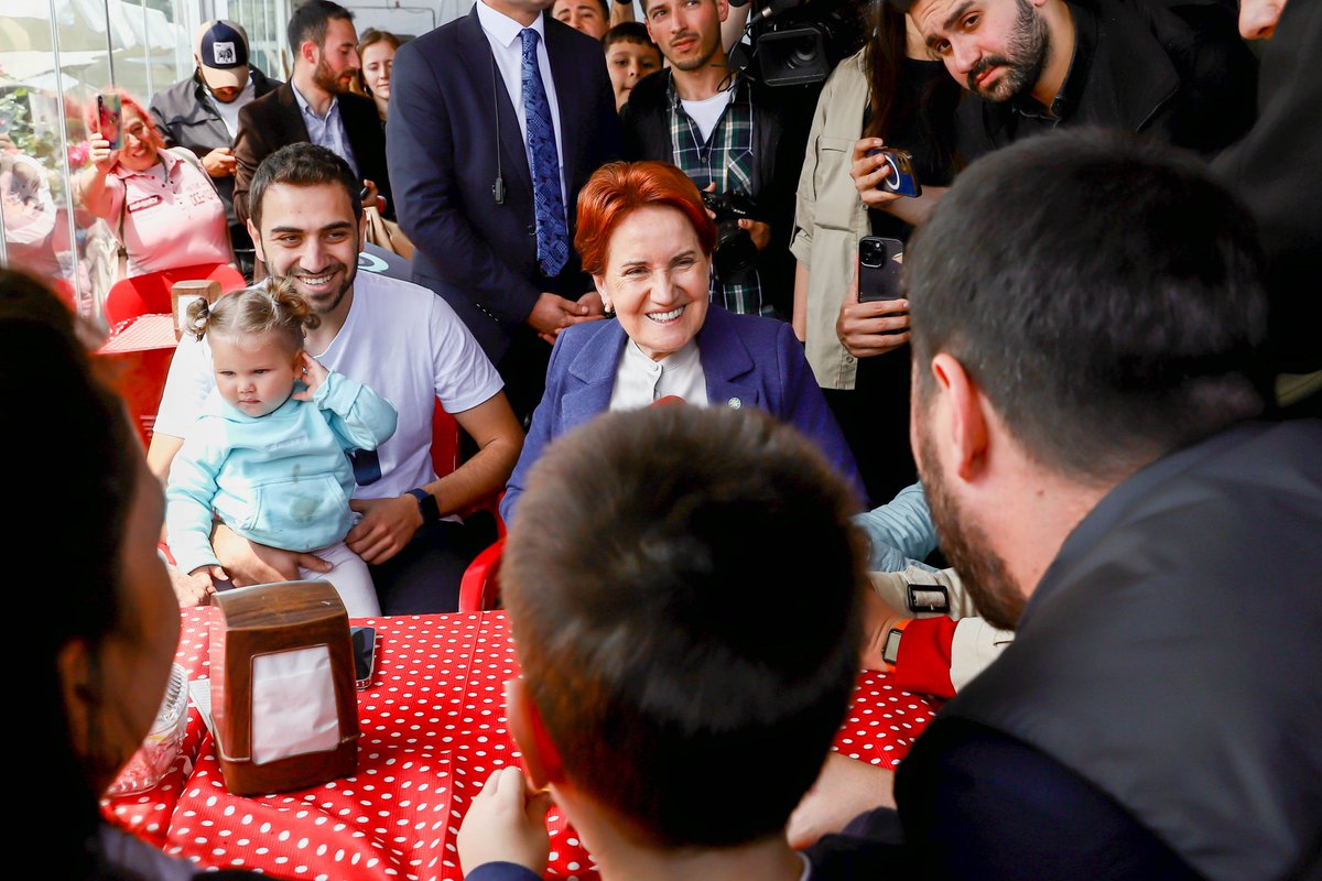 meral_aksener's tweet photo. Yeşilköy sahilde güneşli havanın keyfini çıkaran vatandaşlarımızla bir araya geldik.

28 Mayıs’ta yepyeni bir güneş doğsun diye sandıkta buluşmanın sözünü aldık…☀️ https://t.co/JYcOethu3L