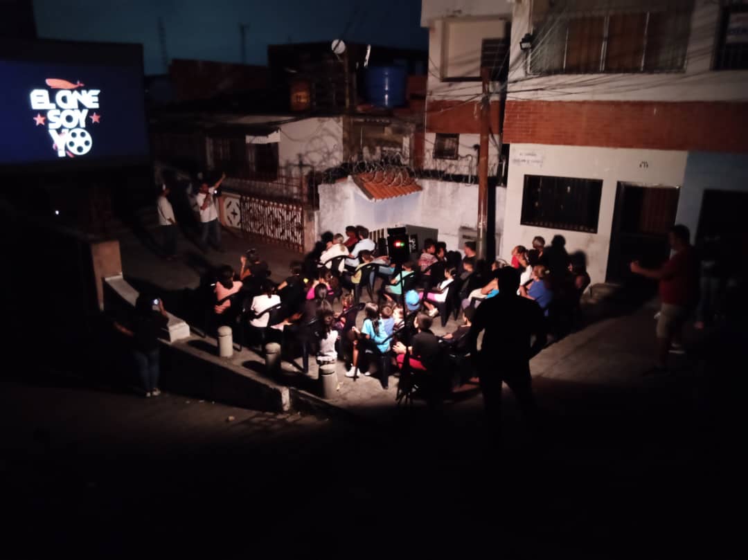 Gran_Cine's tweet photo. El #GranCineMóvil proyectando, ayer, en el Boulevard Unión de Petare, #Elcinesoyyo, 
una película que recrea a un Cine Móvil que viaja por toda Venezuela llevando el cine a lugares donde no se pueden ver películas en pantalla grande
@ZonaD_Descarga 
@PabellonPro
@bernardorotundo https://t.co/3MMeOf5MSb