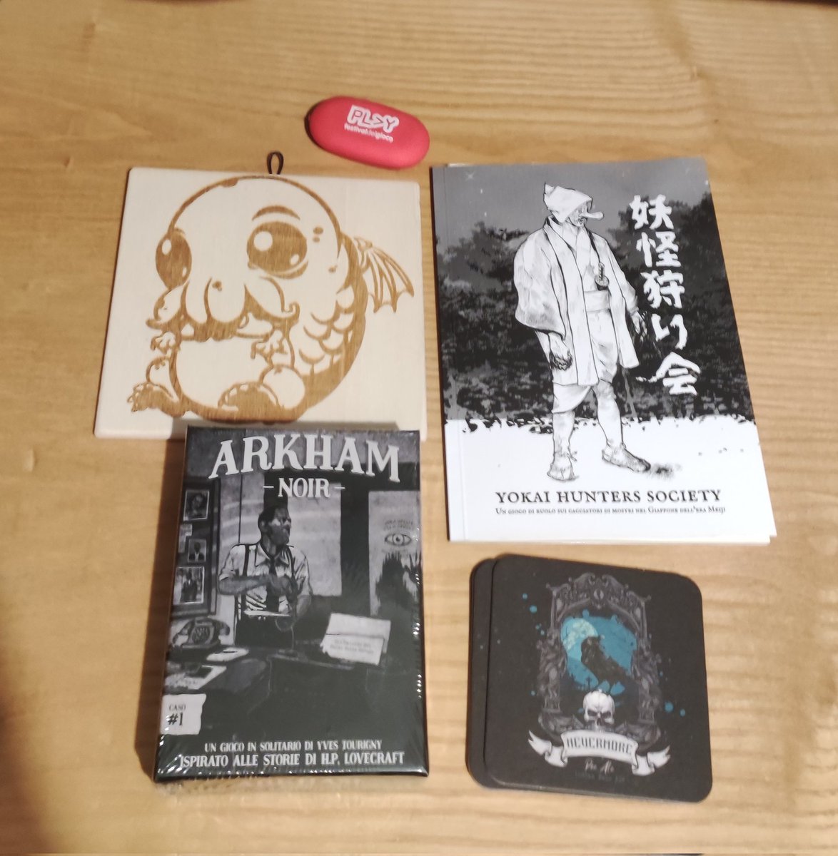 Kiara_Valentine's tweet image. Alla fine ieri sono stata al #playmodena anche io, e ho comprato qualcosina ❤️ (quello in basso a sinistra è un gioco in solitaria, per i tipi esuberantemente sociali come me ☠️)