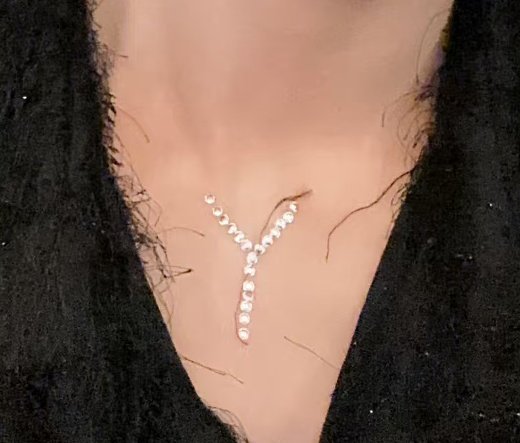 oh wtf it's not a necklace😳